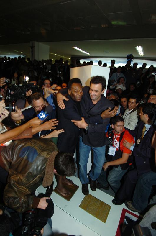 18/06/2008 - Pel recebeu um trofu no Mineiro e colocou os ps na Calada da Fama do estdio antes do jogo entre Brasil e Argentina pela sexta rodada das Eliminatrias da Copa do Mundo de 2010. Cerimnia contou com a presena do ento governador de Minas, Acio Neves.