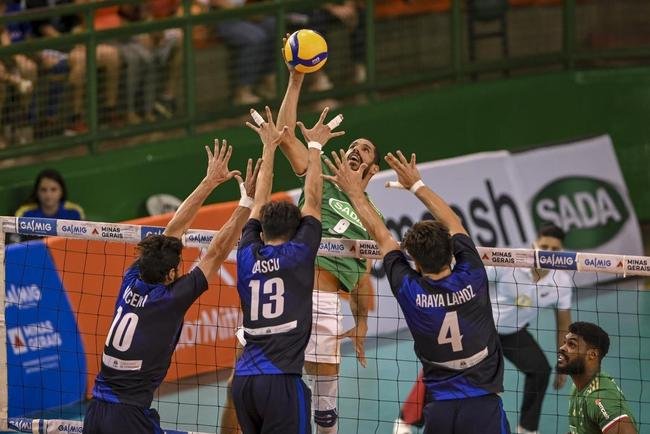 Cruzeiro se garantiu na decis�o do Sul-Americano de V�lei ao bater os argentinos do Policial Voley por 3 sets a 0, neste s�bado (5), no Gin�sio do Riacho, em Contagem. As parciais foram de 25/20, 29/27 e 25/16