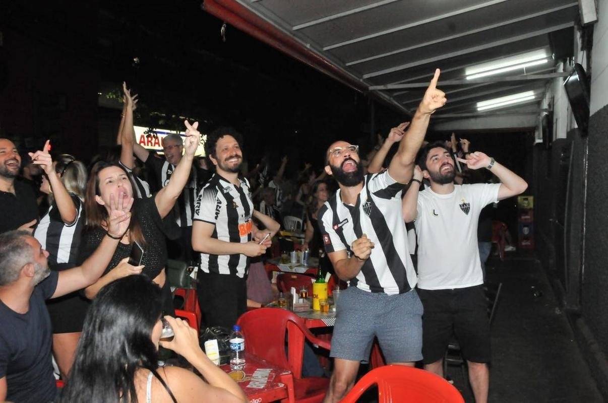 Torcedores do Galo comemoram classificao  final da Copa do Brasil no Bar do Salomo, tradicional reduto atleticano de Belo Horizonte