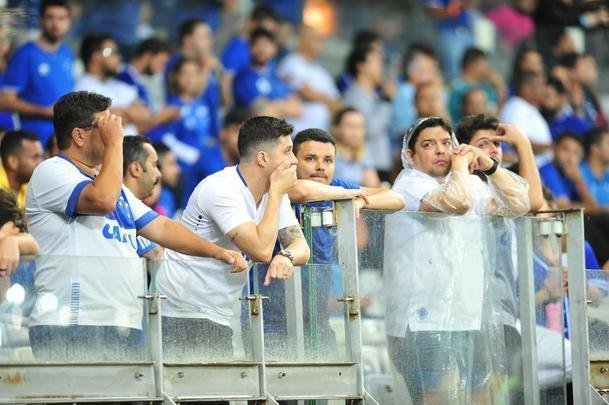 No segundo tempo, Cruzeiro no conseguiu a reao, levou bola na trave e ainda perdeu um pnalti com o meia Thiago Neves. Torcida se revoltou e atirou sinalizadores em campo