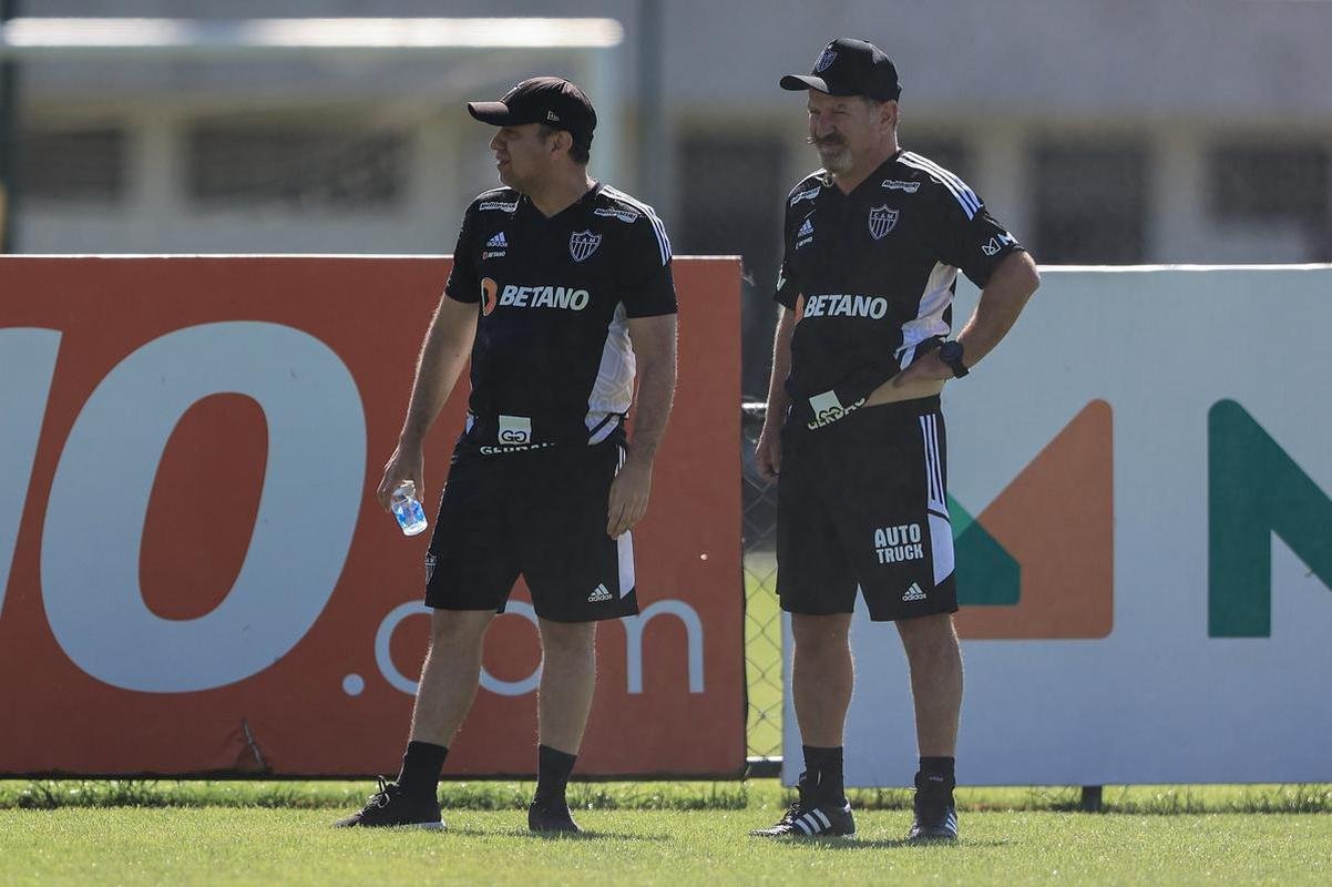 Nesta quinta-feira (28), o Atltico realizou o terceiro treino na Cidade do Galo aps o retorno de Cuca. Durante a atividade, o treinador conversou com o presidente do clube, Srgio Coelho.