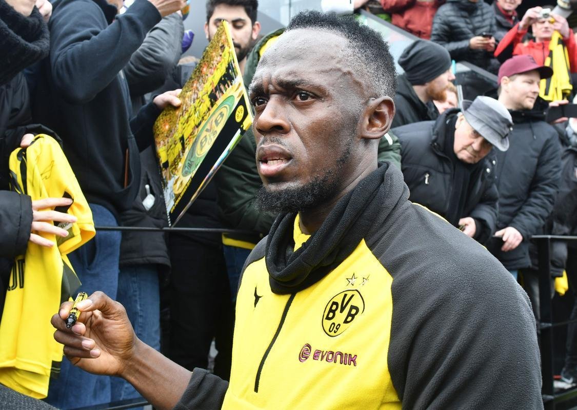 Com sonho de ingressar no futebol profissional, Usain Bolt participa de treino com jogadores do Borussia Dortmund