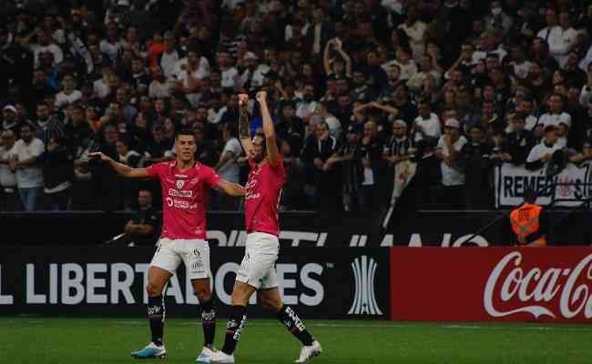 Lautaro Daz comemora um dos gols que marcou contra o Corinthians