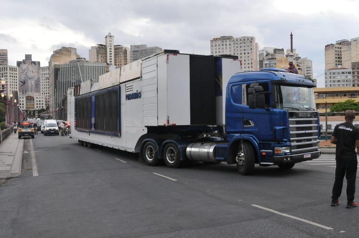 Carreta ficou travada e teve risco de tombar na esquina da Rua Sapuca com a Avenida do Contorno, no bairro Floresta, regio central de BH