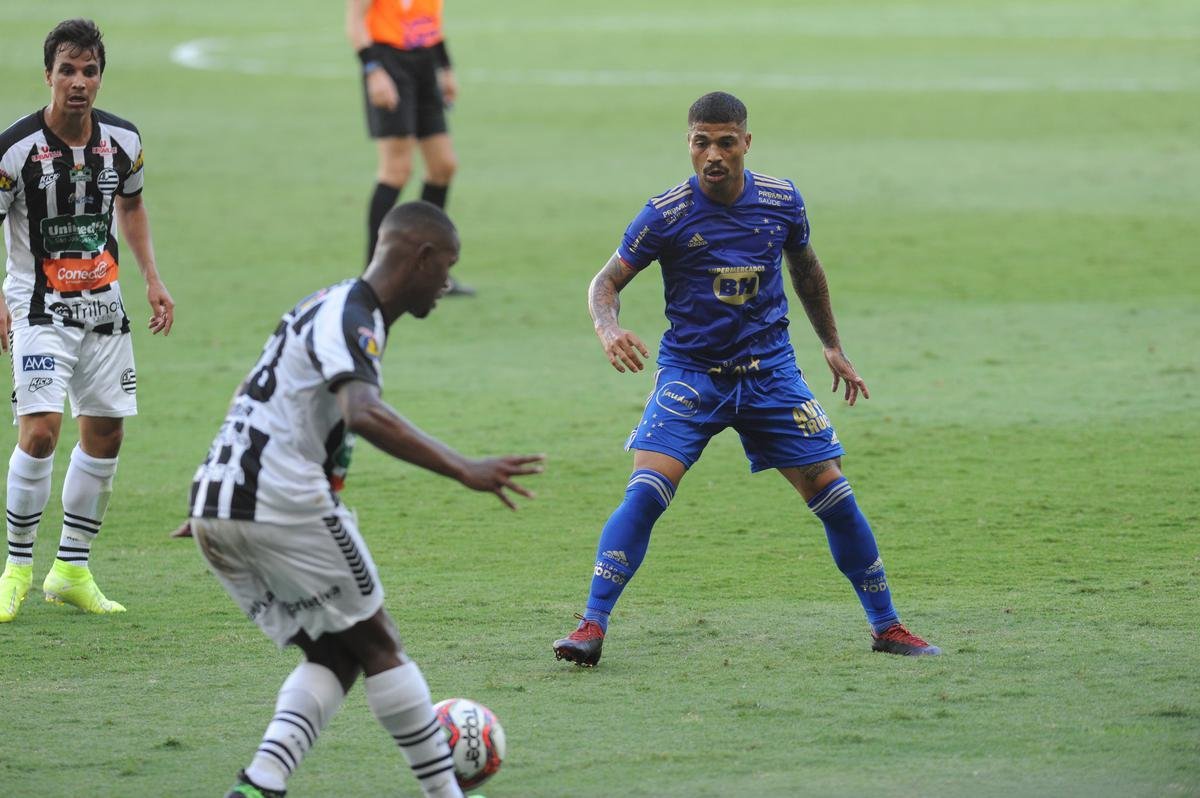 Cruzeiro estreou novo uniforme do centenrio na vitria por 1 a 0 sobre o Athletic, no Mineiro, pelo Mineiro. Verso  completamente azul, fugindo  tradio do clube de ter o calo e os meies brancos.