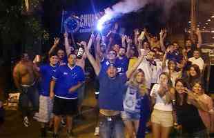 Mesmo antes de o tricampeonato ser confirmado, cruzeirenses j festejam nos arredores do Mineiro