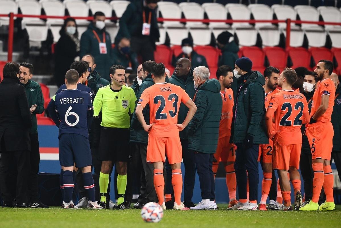 Jogadores de PSG e Basaksehir abandonam jogo aps acusao de ofensa racista 