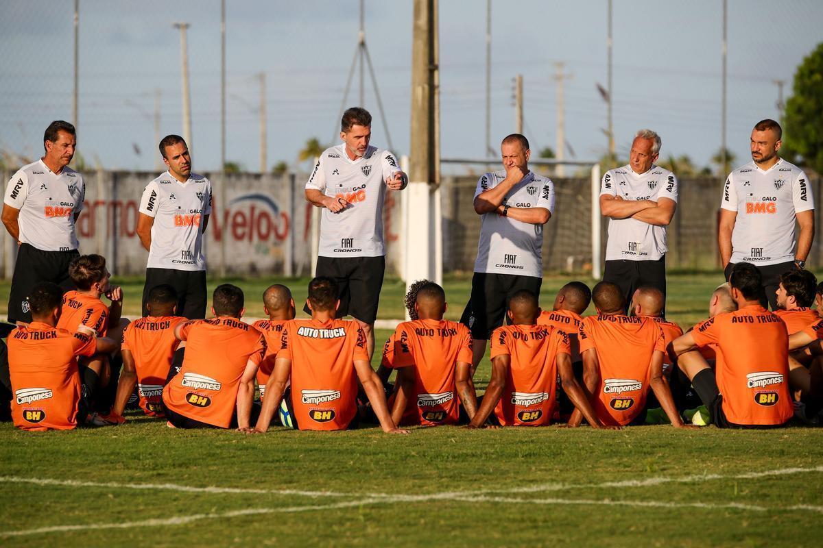 Fotos do primeiro treino comandado por Vagner Mancini no Atltico