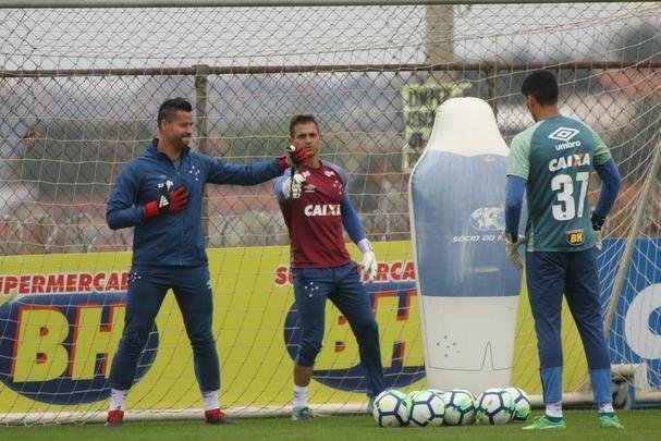 Goleiro Fbio vai a campo sob superviso de preparador Robertinho