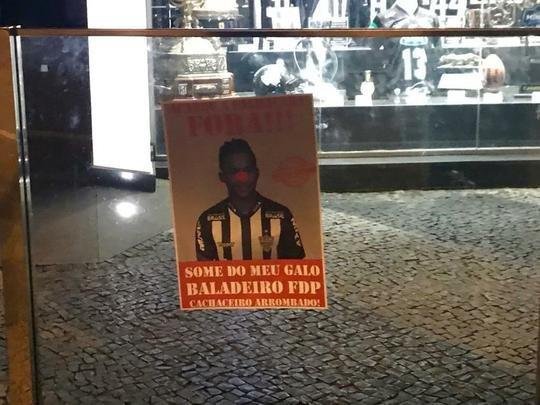 Imagens do protesto da torcida do Atltico na sede de Lourdes