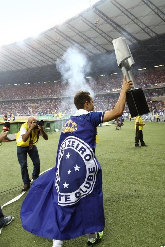 Na campanha do tricampeonato brasileiro, em 2013, o Cruzeiro venceu o Grmio por 3 a 0 (gols de Ricardo Goulart, Willian e Borges), e deu volta olmpica no Mineiro, apesar de ainda no ter conseguido a taa. Faltava uma vitria para a conquista. 