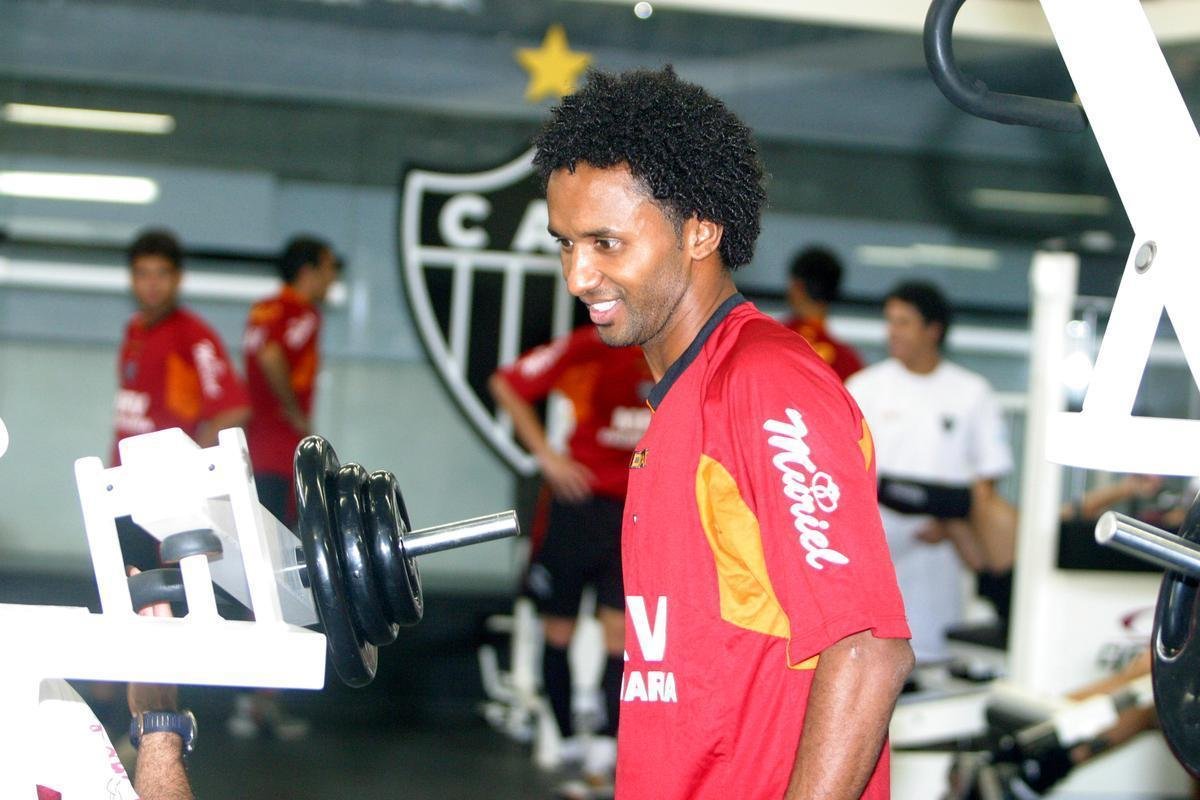 69 - Lcio - 2007 - 21 jogos / 1 gol - 0,04 por jogo
