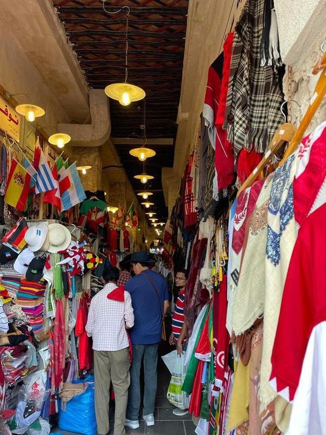 Torcidas da Copa do Mundo de 2022 tm se encontrado no Souq Waqif, tradicional mercado em Doha, no Catar.