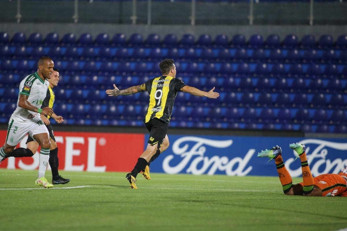 Fernando Fernndez abriu o placar para o Guaran sobre o Amrica no Defensores del Chaco. Em cobrana de pnalti, ele marcou 1 a 0