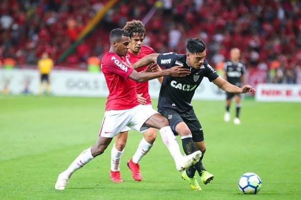 Galo derrotou Internacional no Beira-Rio com gols de Cazares e Terans; D'Alessandro descontou de pênalti