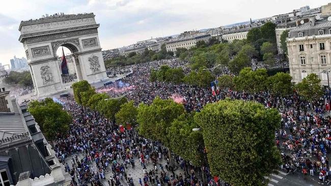 Torcedores franceses tomaram principais pontos tur�sticos e avenidas de Paris para celebrar o bi mundial