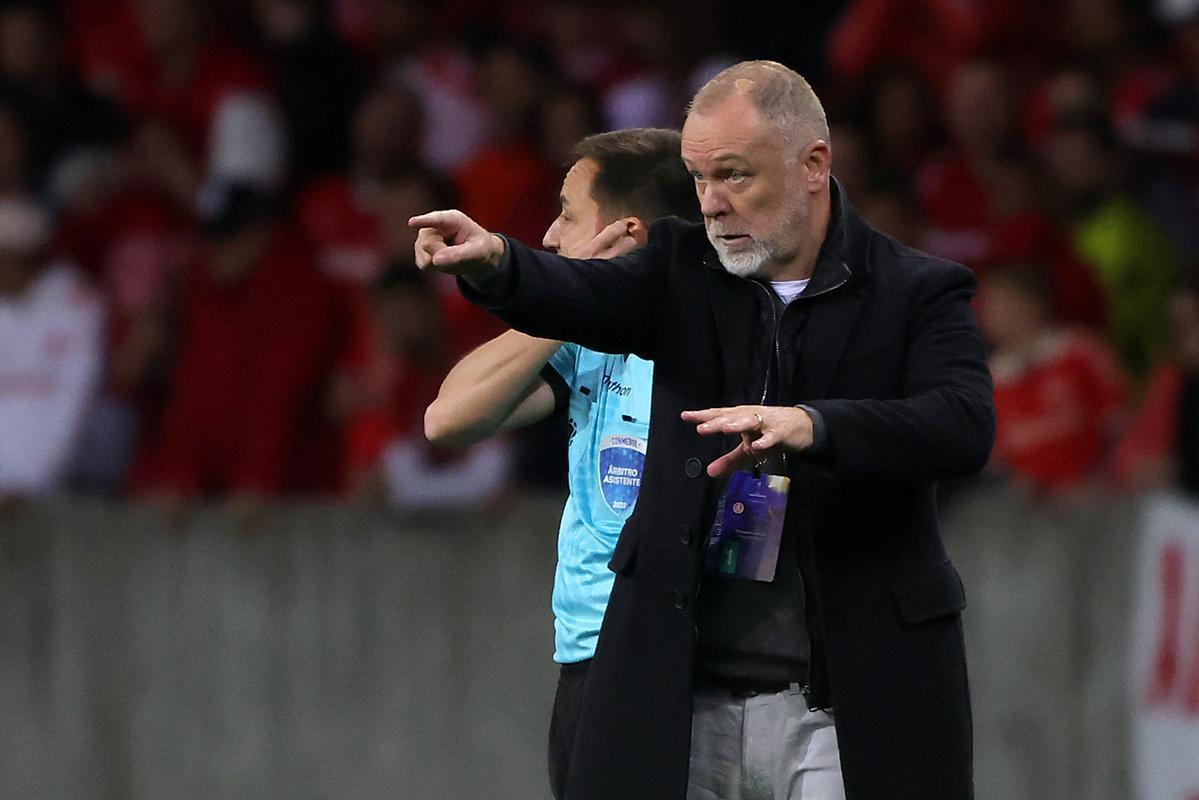 Mano Menezes - brasileiro tem contrato com Internacional at fim de 2023