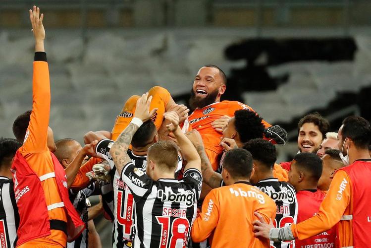 Goleiro Everson, do Atlético, foi herói na decisão por pênaltis contra o Boca Juniors ao defender duas cobranças e ao marcar o gol da classificação: 3 a 1 nas batidas alternadas após 0 a 0 no tempo normal, no Mineirão.