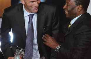 9/1/2012 - Pel ao lado do ex-craque francs Zinedine Zidane, campeo do mundo em 1998