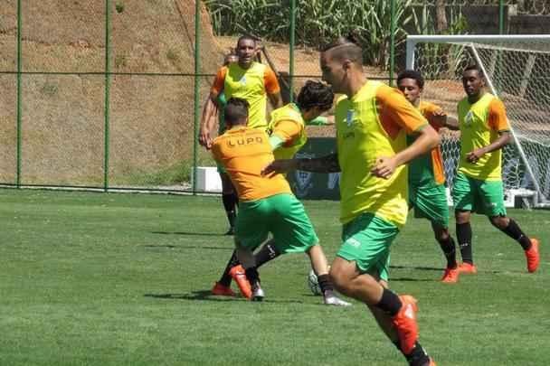 Fotos do treino do Amrica, nesta quarta-feira, no CT Lanna Drumond. Atividade com bola fechou preparao do Coelho para o clssico contra o Cruzeiro, marcado para esta quinta, s 21h, no Independncia, pela 23 rodada do Campeonato Brasileiro