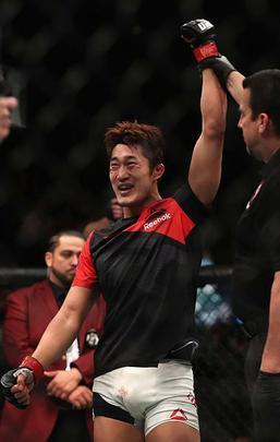 Dong Hyun Kim (luvas vermelhas) venceu Tarec Saffiedine por deciso dividida (30-27, 28-29, 29-28)