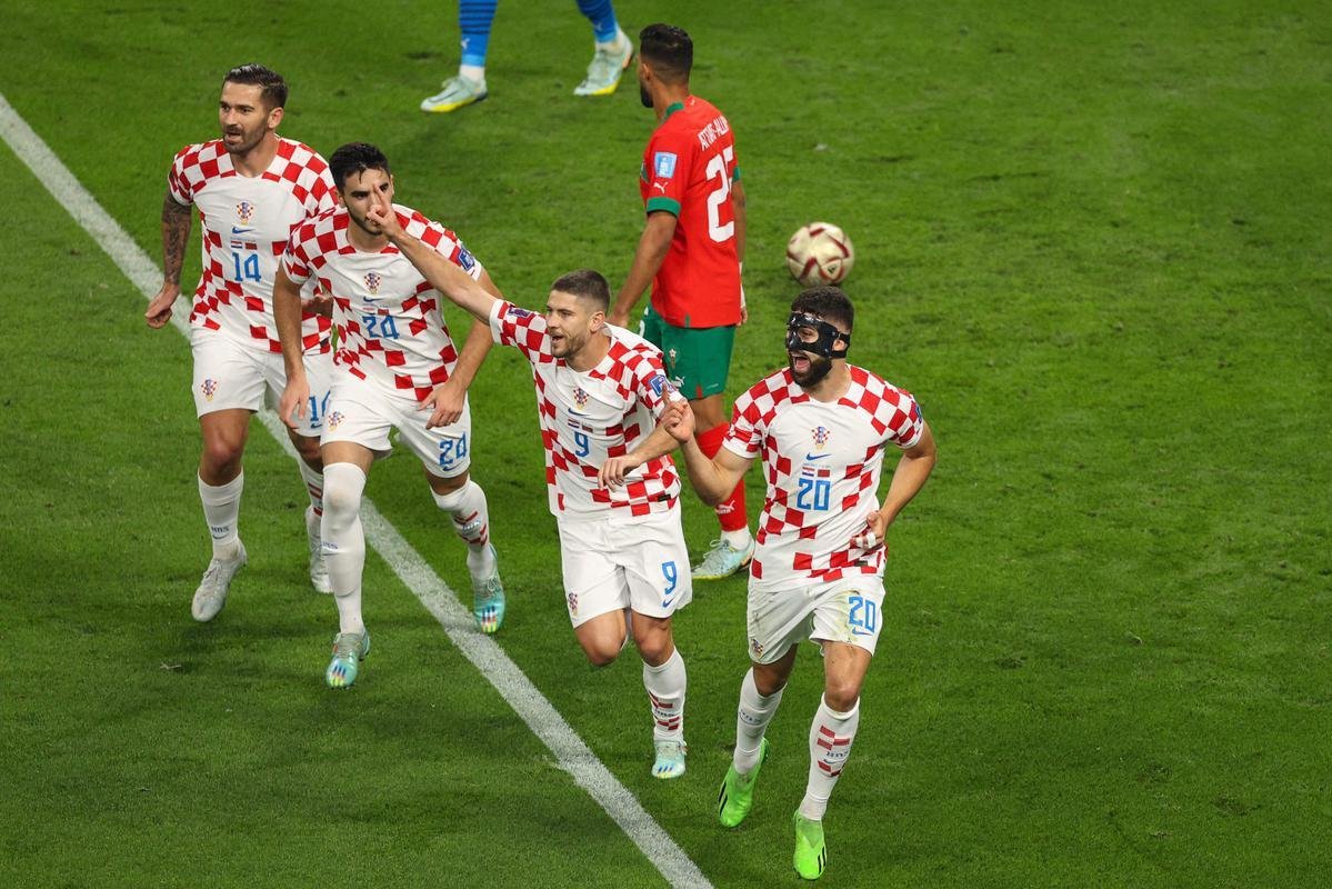 Josko Gvardiol abriu o placar para a Crocia sobre o Marrocos com um lindo gol de cabea: 1 a 0