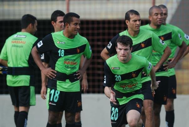 Nove meses após chegar ao Sport, Daniel acertou a sua transferência para o Rapid Bucareste, da Romênia. Foi vendido por 800 mil euros. Porém, em 2009, após alguns meses de salários atrasados no clube europeu, o volante conseguiu seu passe de volta na Fifa e retornou para o Leão assinando um contrato de três anos