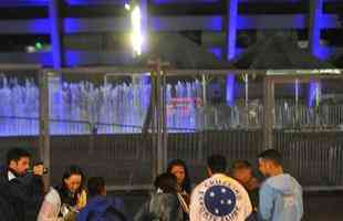 Torcida do Cruzeiro encarou frio e crise de abastecimento para apoiar o time contra o Palmeiras, no Mineiro