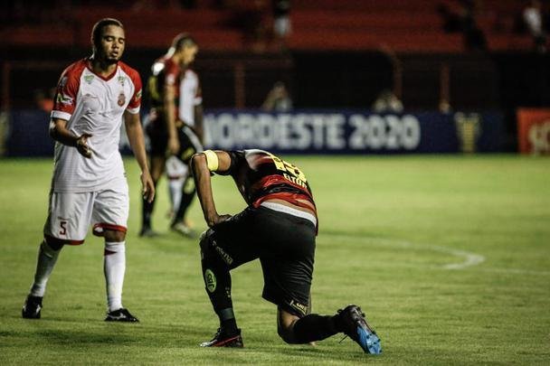 No segundo tempo, o Sport ainda ampliou o placar com Jean Patrick. Porém, com a expulsão do capitão Sander, o Imperatriz tomou a iniciativa do jogo e chegou ao empate com dois gols de Cesinha.