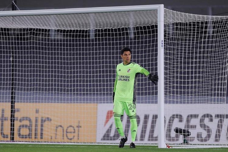 Com 25 casos simultneos de COVID-19, River Plate enfrentou Independiente Santa Fe-COL com apenas 11 jogadores disponveis e com o volante Enzo Prez improvisado como goleiro.