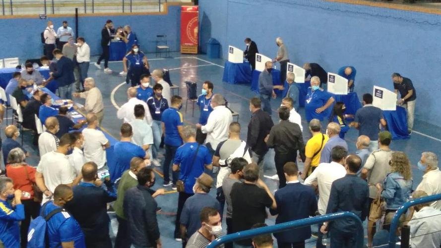 Conselheiros e associados do Cruzeiro durante votação de mudança do Estatuto do clube. Assembleia geral autorizou venda de até 90% das ações da SAF para investidores. Houve festa dos cruzeirenses no Parque Esportivo do Barro Preto, em BH, devido à possibilidade de chegada de recursos para tornar o futebol mais competitivo a partir de 2022.