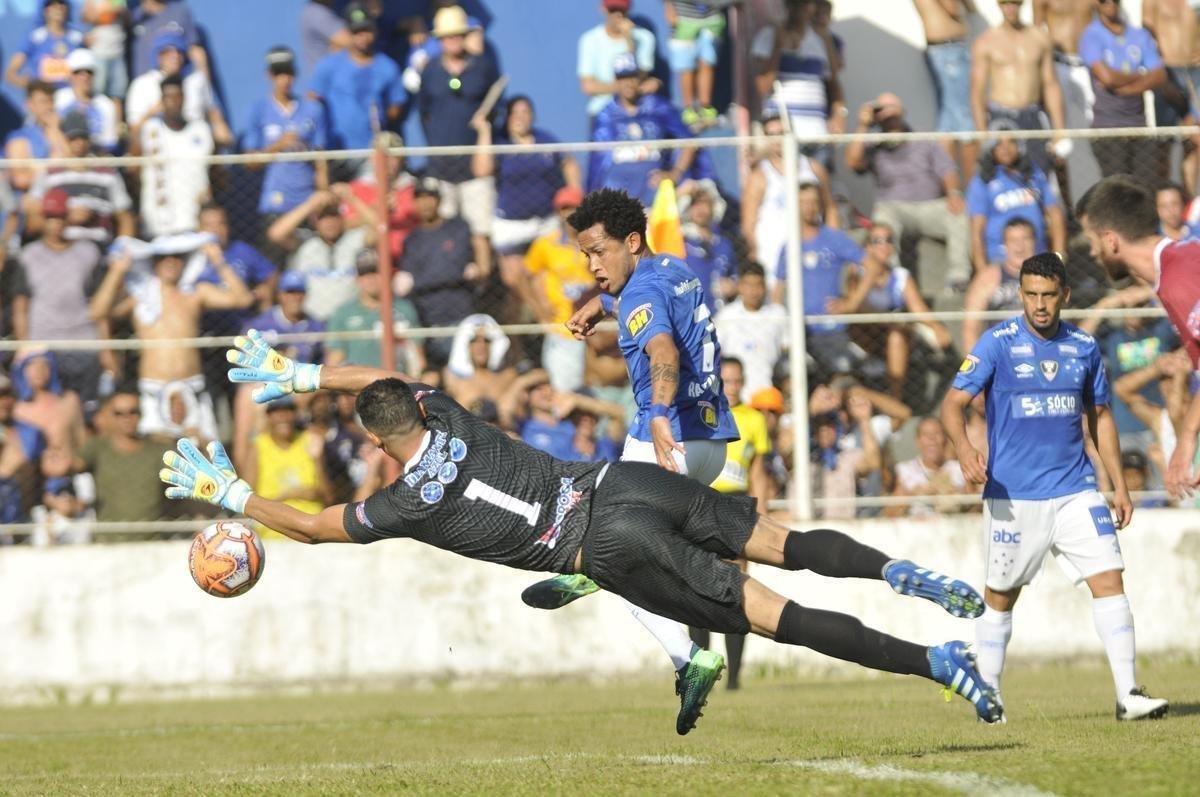 Lance do atacante Rafinha no segundo tempo