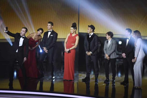 Confira as fotos dos bastidores e da cerimônia da Bola de Ouro