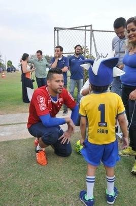 Matheus, que sofre de displasia neuronal no intestino, visitou Toca da Raposa II e recebeu ateno dos cruzeirenses