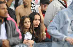 Fotos de tristeza e decepo dos torcedores atleticanos com a eliminao da Copa Sul-Americana para o Coln, no Mineiro. Galo perdeu nos pnaltis por 4 a 3