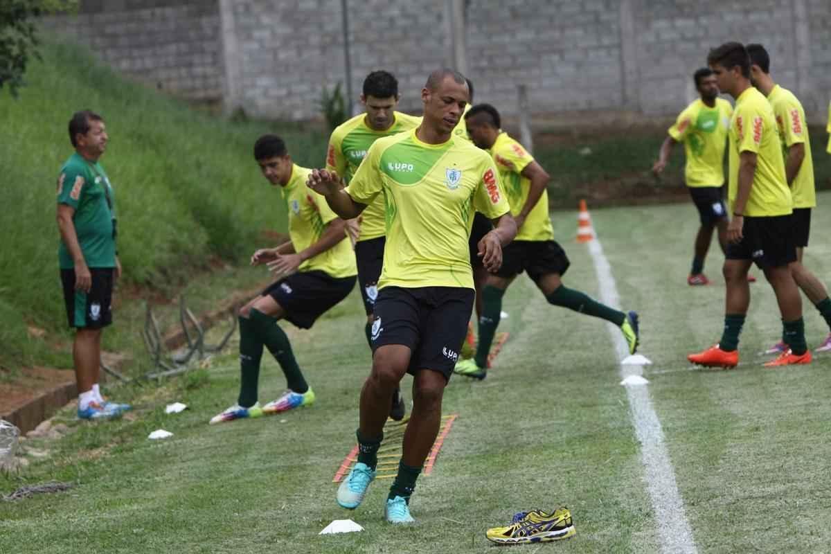 O elenco do Amrica se reapresentou para a temporada 2015 na tarde desta segunda-feira, no CT Lanna Drumond. Depois de reunio com integrantes do conselho de administrao, os jogadores foram para um campo secundrio, onde realizaram o primeiro trabalho com bola. O gramado principal passa por reformas.