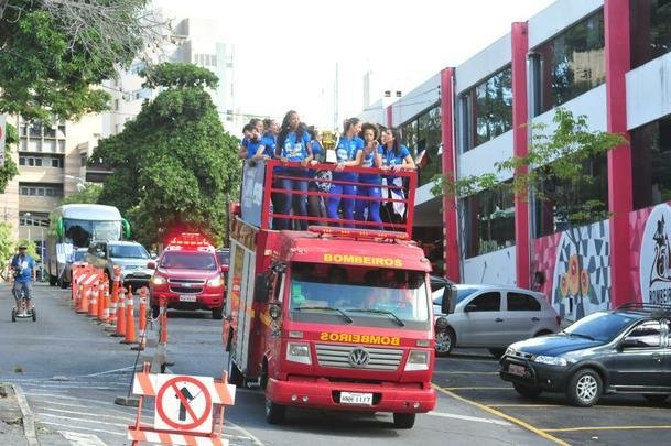 Jogadoras do Minas desfilam em carro aberto pelas ruas de Belo Horizonte após conquista do tri da Superliga Feminina de Vôlei