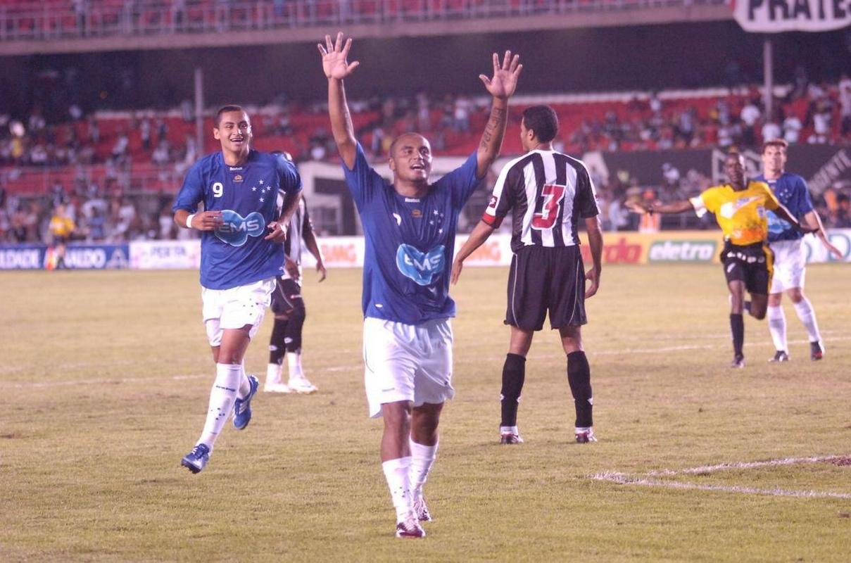 Revelado na Toca, Jonathan jogou profissionalmente pelo Cruzeiro de 2004 a 2010. Foi campeo mineiro de 2006, 2008 e 2009.