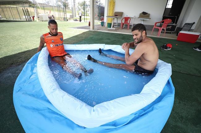 Com seriedade, mas tambm descontrao, o Atltico treinou sob sol forte na manh desta sexta-feira (21), na Cidade do Galo, em Vespasiano. Este foi o quinto dia de pr-temporada para o clube mineiro em 2022, sob o comando do tcnico argentino Antonio 'El Turco' Mohamed. Novas baixas, o volante Allan e o atacante Keno testaram positivo para COVID-19 e no participaram das atividades (ambos cumprem perodo de sete dias de isolamento social).