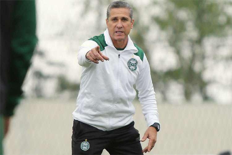 Jorginho foi contratado pelo Coritiba em 21 de agosto. Ficou no cargo at 25 de outubro. Em 13 jogos, foram trs vitrias, quatro empates e seis derrotas. O desempenho irregular do time custou o cargo do carioca.