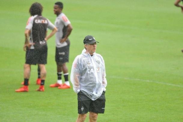 O elenco do Atltico treinou nesta quinta-feira de olho no jogo contra o Corinthians, neste domingo