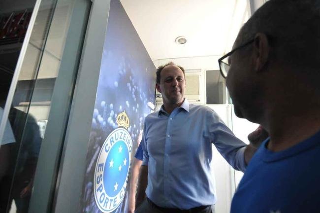 Rogrio Ceni concedeu entrevista coletiva e comandou o primeiro treinamento