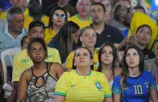No Mercado Central, em BH, torcedores assistem ao jogo do Brasil contra a Sua pelo Grupo G da Copa do Mundo, no Catar