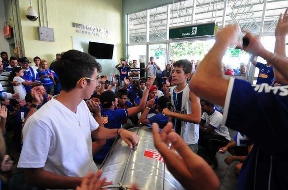 Torcida faz festa em aeroporto para receber o Tricampe�o Brasileiro