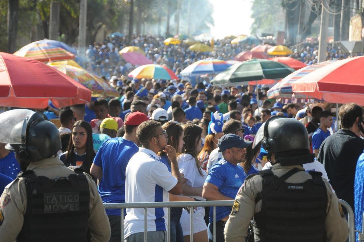 Chegada da torcida do Cruzeiro ao Mineiro para o jogo contra a Ponte Preta pela 13 rodada da Srie B do Campeonato Brasileiro. Estdio voltou a receber grande pblico