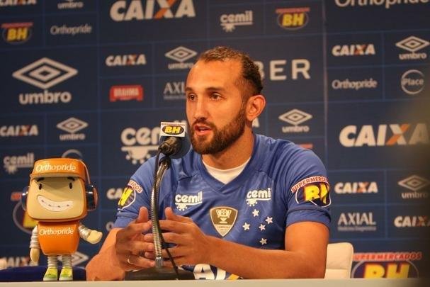 Atacante Barcos, o 'Pirata', vestiu a camisa 28 do Cruzeiro e falou sobre desejo de conquistar muitos ttulos
