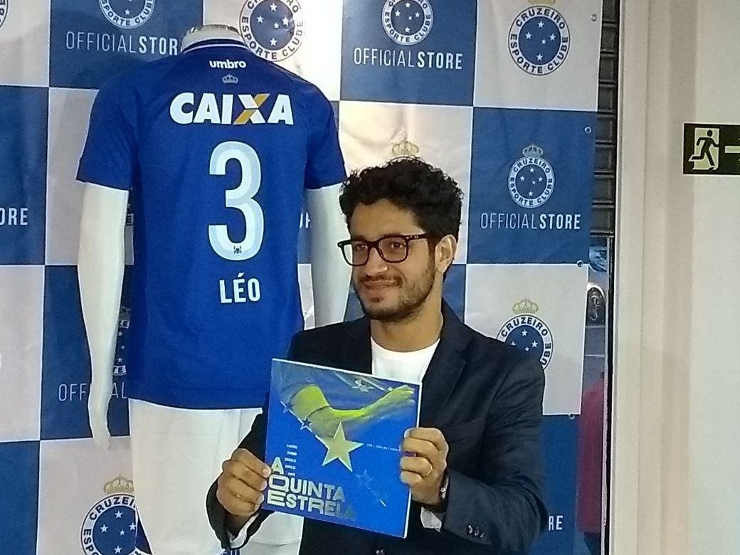 Zagueiro Leo lanou no Barro Preto o livro A Quinta Estrela, sobre o penta da Copa do Brasil