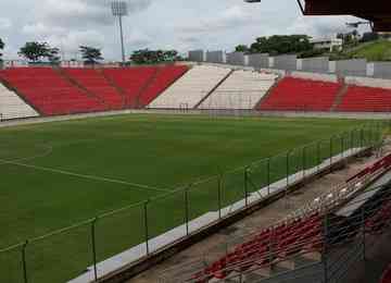 Cidade que fica a 74km de BH permitiu 600 pessoas em jogos na Arena do Jacaré, que está com gramado em péssimas condições, segundo Democrata-SL