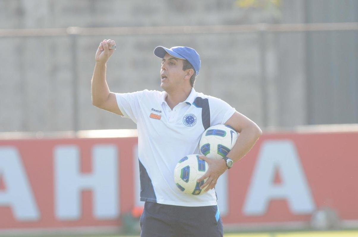 Emerson vila comandou o Cruzeiro em 2007, 2010 e 2011 como interino.