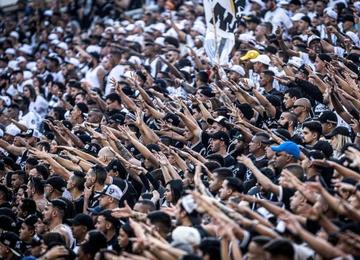 Clássico contra o São Paulo foi paralisado por cantos homofóbicos